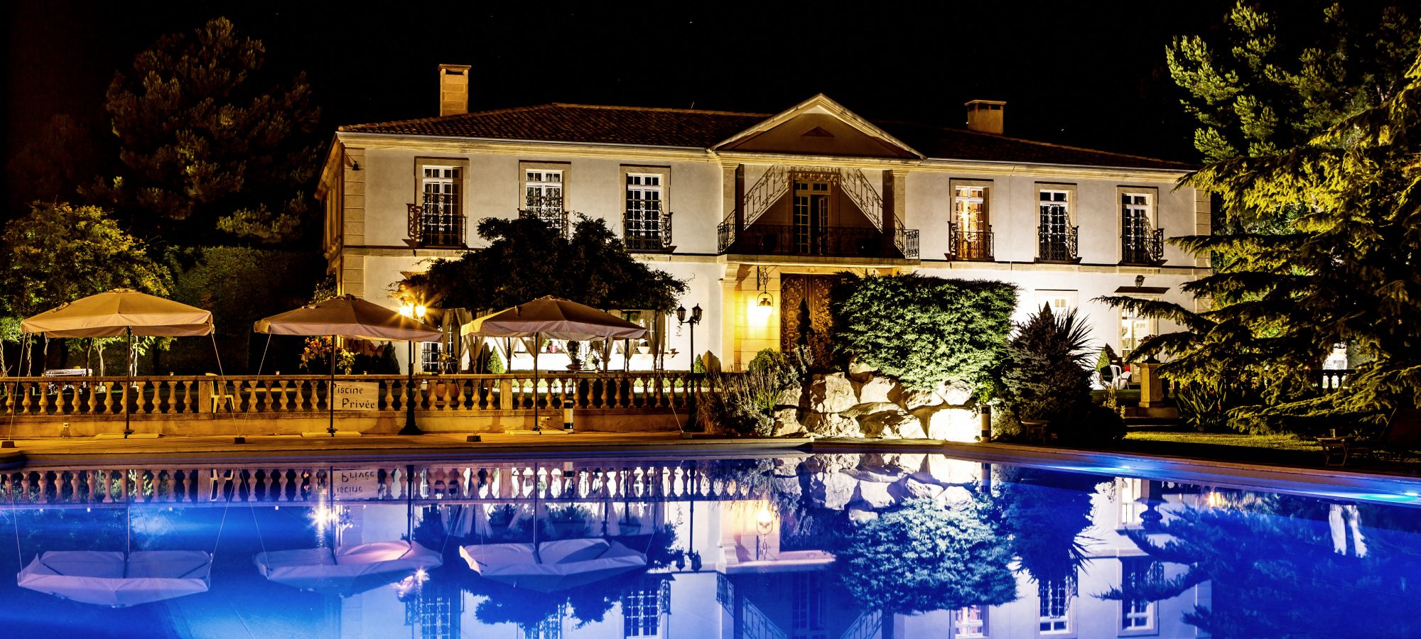 Photo de la devanture de la Bastide de nuit