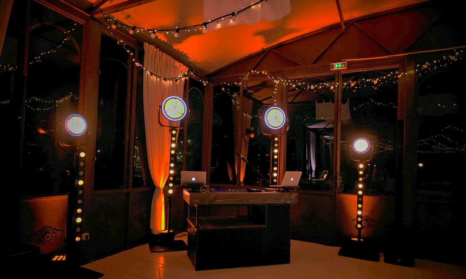 Photo de l'espace dj près de la piste de danse intérieur